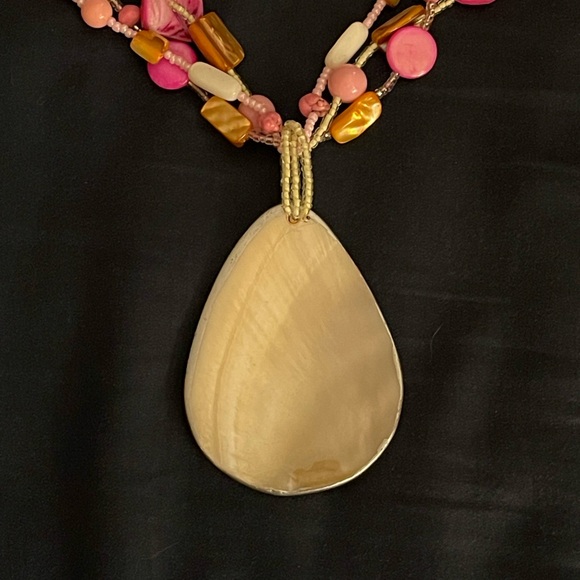 Coral and pink shell beaded necklace - Picture 3 of 5
